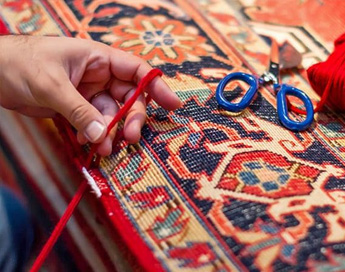 خدمات تخصصی و حرفه ای رفوی فرش در قالیشویی اندیشه قم 